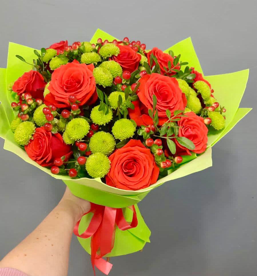 Букет цветов из: Хризантемы и Розы в Атамановке