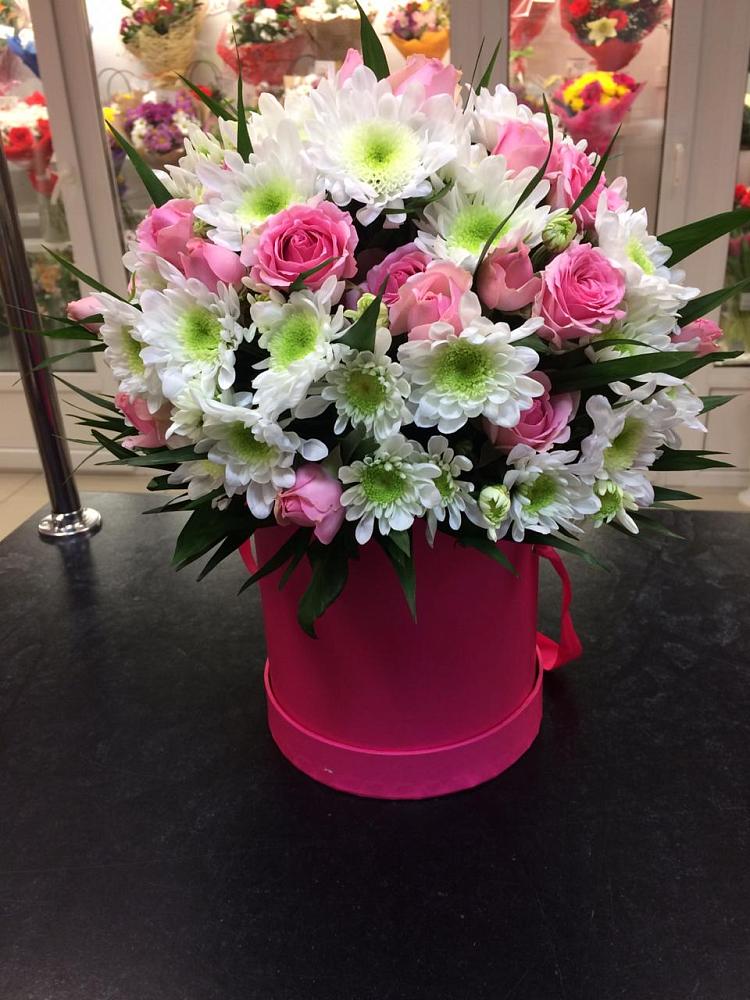 Цветочная композиция из Розы и Хризантемы в шляпной коробке в Атамановке