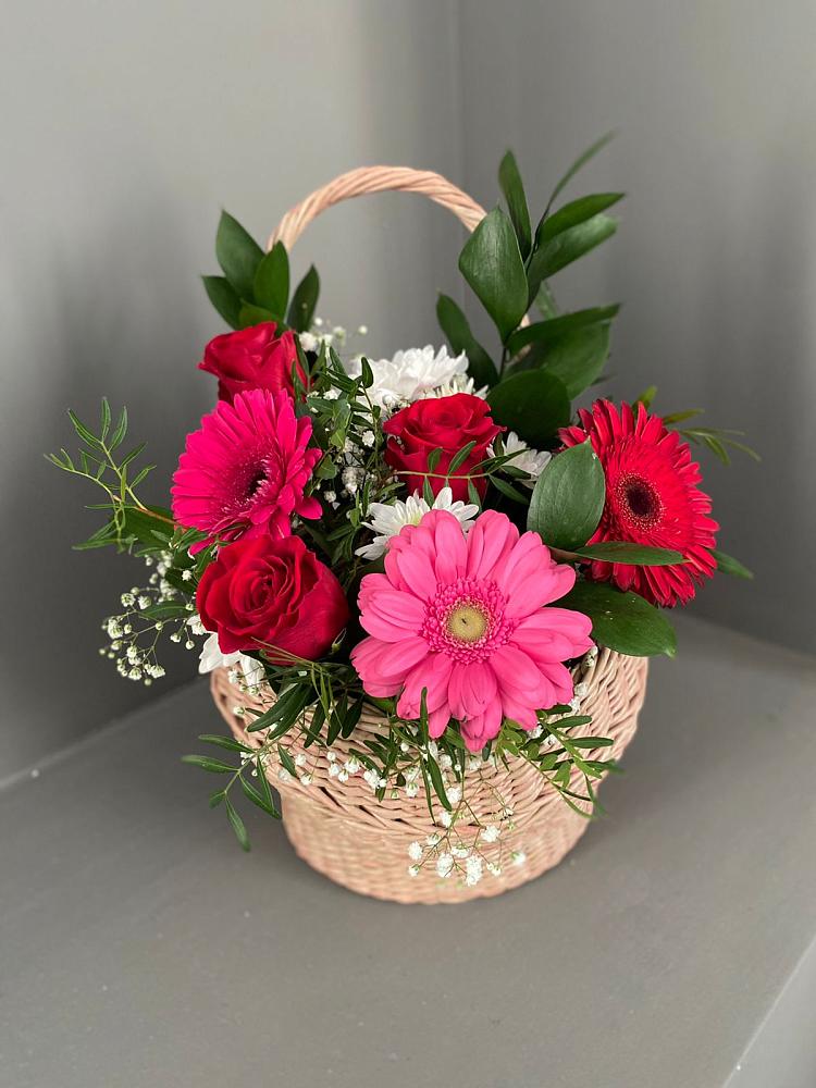 Цветочная композиция из Розы, Хризантемы и Герберы в корзине в Атамановке