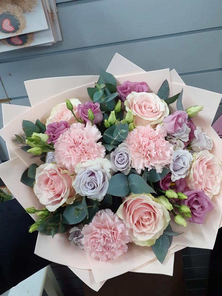 Букет цветов из: Розы, Гвоздики и Лизиантусы в Атамановке