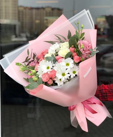 Букет цветов из: Розы, Лизиантусы и Хризантемы в Атамановке